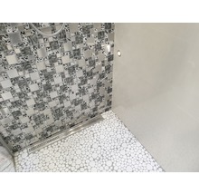 Badkamer met mozaïekwand, vloertegels in kiezelsteenlook en afvoergoot