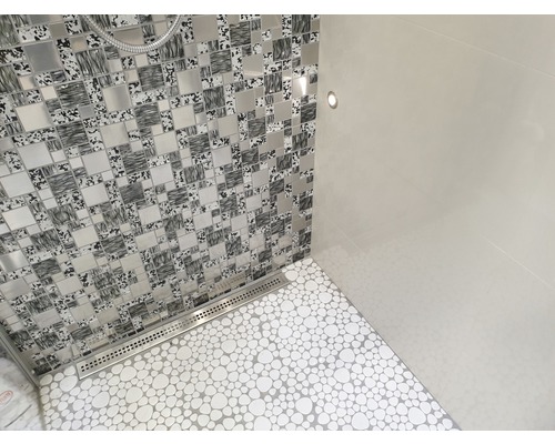 Badkamer met mozaïekwand, vloertegels in kiezelsteenlook en afvoergoot