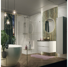 Badkamer met bad, douche, wastafel, spiegel en kast voor een stijlvolle ambiance.