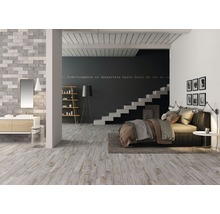 Lichte slaapkamer en badkamer met wastafel, spiegel, trap, bed en decoratie