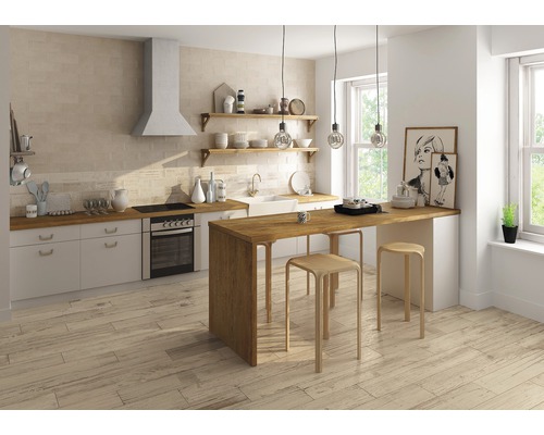 Lichte keuken met kitchenette, kookeiland en houten vloer
