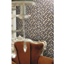 Wand met mozaïektegels en fauteuil