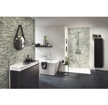 Moderne badkamer met wastafel, spiegel, bad en douche