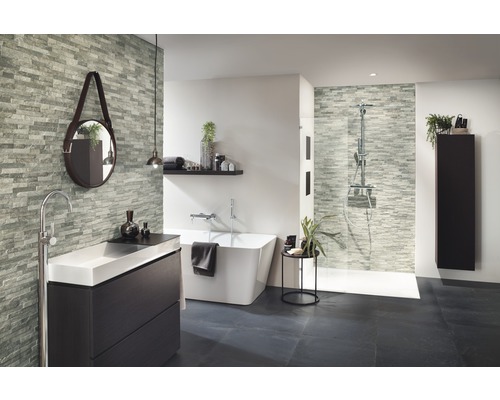 Moderne badkamer met wastafel, spiegel, bad en douche