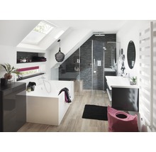 Badkamer met douche, bad, wastafel en dakraam