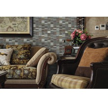 Decoratieve woonkamer met mozaïektegelwand, bank en fauteuil