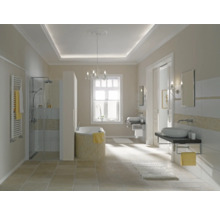Lichte badkamer met douche, bad, wastafels en tegelvloer
