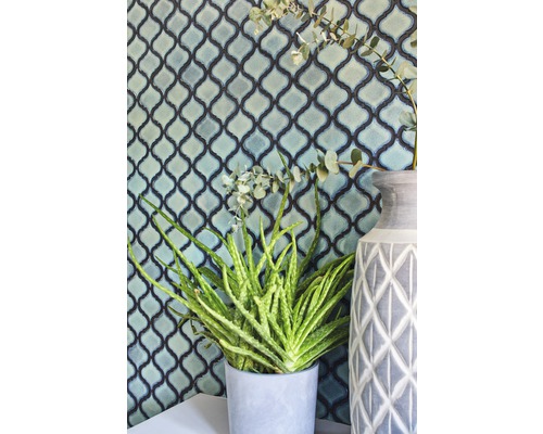 Decoratieve wand met bloemmotieven en plant in pot