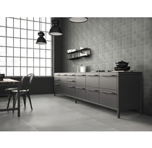 Lichte keuken in industriële stijl met keukenblok, vierkante wandtegels en eettafel