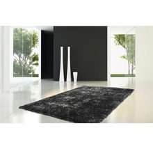 Moderne kamer met grijs tapijt en decoratieve vazen