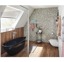 Badkamer met vrijstaand bad, mozaïekwand en dakraam
