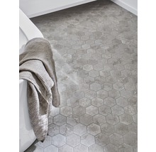 Badkamer met zeshoekige tegels en bad