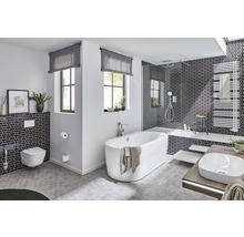 Lichte badkamer met bad, wastafel, toilet en douche