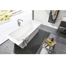 Moderne badkamer met vrijstaand bad, mozaïektegels en houten kruk