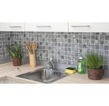 Keuken spoelbak met kraan, mozaïektegels en keukengerei