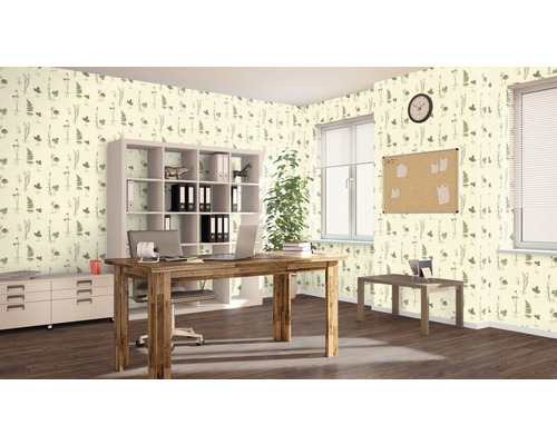 Kantoorruimte met bureau, rekken en behang met plantmotief