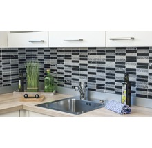 Keuken gootsteen met kraan en mozaïektegels wand