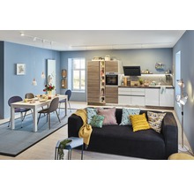 Lichte en moderne woonkeuken met eettafel, bank en kitchenette