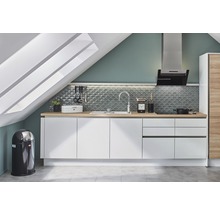 Keuken op een zolder met witte kasten en houten werkbladen