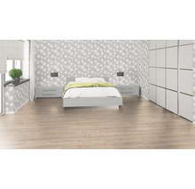 Slaapkamer met tweepersoonsbed, nachtkastjes, lampen, kledingkast en bloemenbehang