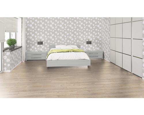 Slaapkamer met tweepersoonsbed, nachtkastjes, lampen, kledingkast en bloemenbehang