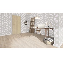 Lichte kamer met bureau, stoel, deur en bloemenbehang