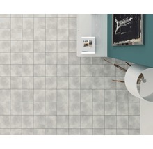 Badkamer met vloertegels, wastafel en lamp in de hoek
