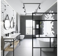 Moderne badkamer met wastafel, bad en zeshoekige tegels