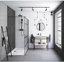 Moderne badkamer met douche, wastafel en handdoekrek