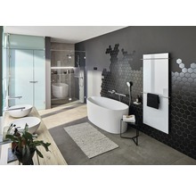 Badkamer met vrijstaand bad, douche, wastafel en radiator