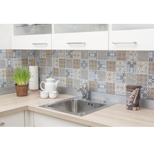 Keuken spoelbak met kraan en decoratieve tegels op de muur