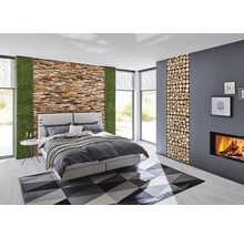 Slaapkamer met tweepersoonsbed, geometrisch tapijt, houten wandpaneel en open haard