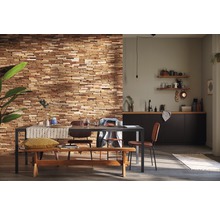 Eetkamer met houten wandpanelen, eettafel en kitchenette voor een gezellige sfeer.