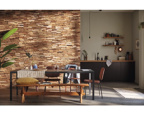 Eetkamer met houten wandpanelen, eettafel en kitchenette voor een gezellige sfeer.