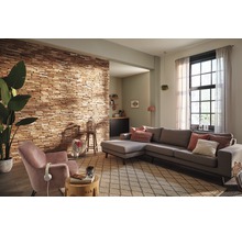 Woonkamer met houten wandbekleding, hoekbank, fauteuil en tapijt