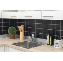 Keukenscène met spoelbak, kraan, aanrechtblad, keukengerei en decoratie