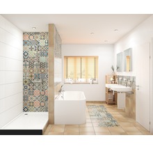 Badkamer met douche, bad, twee wastafels, spiegels en tegels met motief