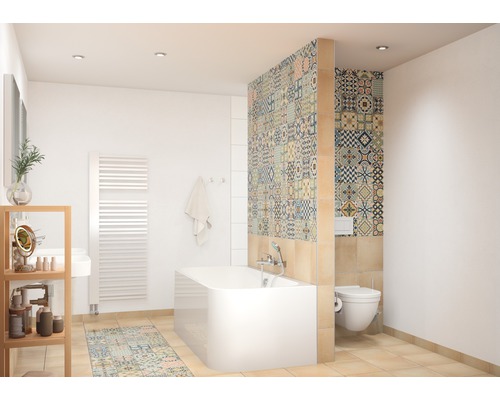 Badkamer met ligbad, toilet en tegels met motief