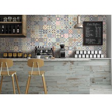 Caféscène met tegelwand in diverse designs en houten vloer