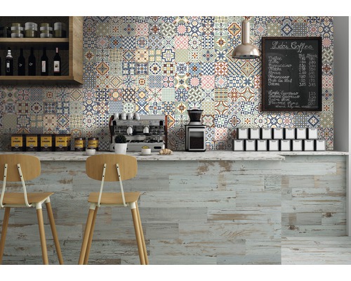 Caféscène met tegelwand in diverse designs en houten vloer