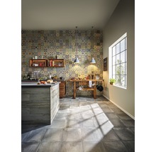 Lichte keuken met kookeiland, houten elementen, betegelde wand en groot raam