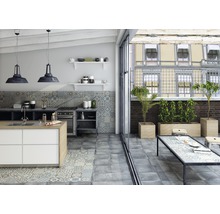 Lichte keuken met kookeiland, tegelvloer, keukentafel en planten op het terras