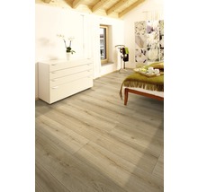 Lichte kamer met laminaatvloer in houtlook, dressoir en bed