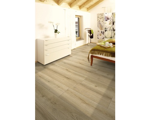 Lichte kamer met laminaatvloer in houtlook, dressoir en bed