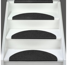 Trap met zwarte antislip trapmatten voor geluidsreductie en meer veiligheid.