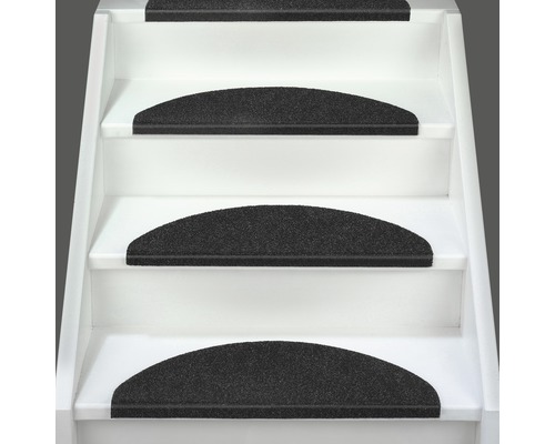 Trap met zwarte antislip trapmatten voor geluidsreductie en meer veiligheid.