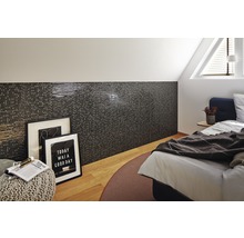 Slaapkamer met wandtegels, bed en decoratie
