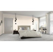 Lichte slaapkamer met bed, nachtkastjes, hanglampen en bureau bij het raam