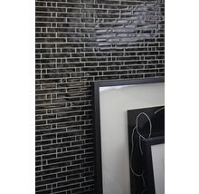 Wand met mozaïektegels en ingelijste afbeelding