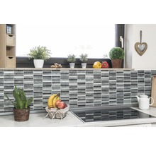 Keukenscène met mozaïektegelwand, vensterbank met decoratie en fruitmand